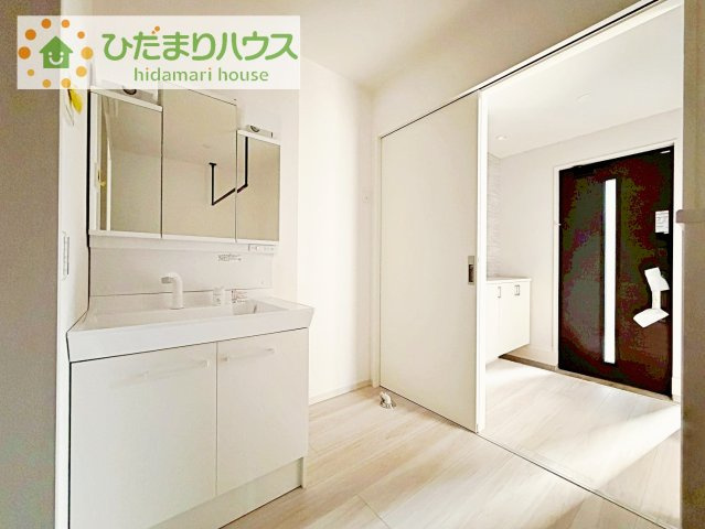 【独立洗面台】 | つくば市今鹿島9期　新築戸建　全3棟 | シューズクロークは、レインコートやベビーカー、ゴルフバッグなど大きな荷物を置けるので、
いつでも玄関を綺麗に保てます(*^-^*)