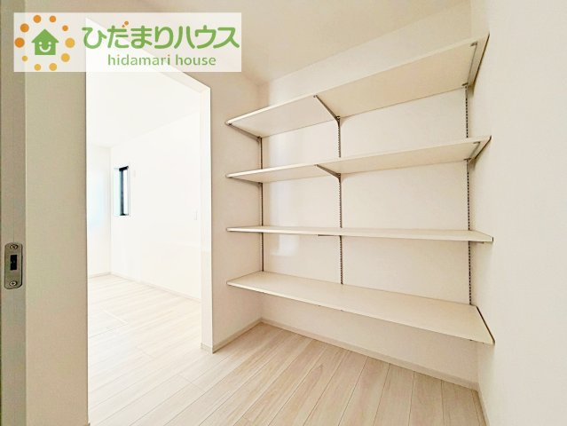 【収納】 | つくば市今鹿島9期　新築戸建　全3棟 | キッチン横のパントリー収納は、非常時の飲食物のストックもしっかりできますね♪