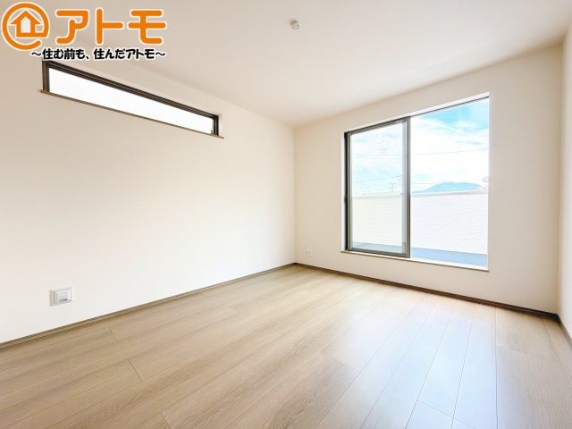【寝室】 | 駿河区下川原4丁目　新築戸建　全1棟 | バルコニーに面したお部屋なので、布団などの大きなものも楽々干せます♪