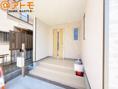 【玄関】 | 駿河区下川原4丁目　新築戸建　全1棟 | 落ち着いた色合いの玄関はダブルロックで防犯性に優れた仕様になっています♪