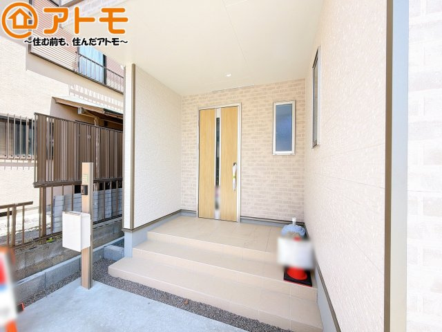【玄関】 | 駿河区下川原4丁目　新築戸建　全1棟 | 落ち着いた色合いの玄関はダブルロックで防犯性に優れた仕様になっています♪