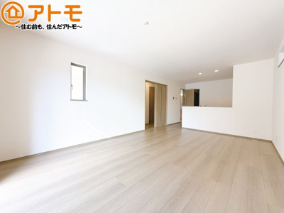 【居間・リビング】 | 駿河区下川原4丁目　新築戸建　全1棟 | 家族団らんのイメージは、リビングを思い浮かべませんか？リビングこそ広々としたお部屋が良いですね♪
