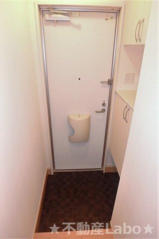 ホワイト バード B棟の玄関