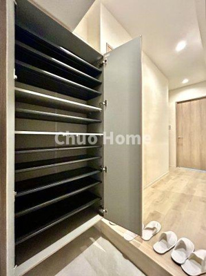 【玄関】 | T-WOOD | 【玄関】玄関には大型のシューズクローゼットを設置しておりますのでいつでもスッキリりとした空間を保てます。玄関周りを清潔に使うのはとても大事なことですよね。