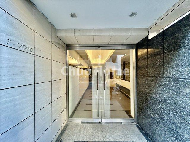 T-WOODのエントランス|【エントランス】マンションのエントランスは、その物件の印象を決める、顔とも言える場所です。毎日通る場所ですからきれいなのが一番です。