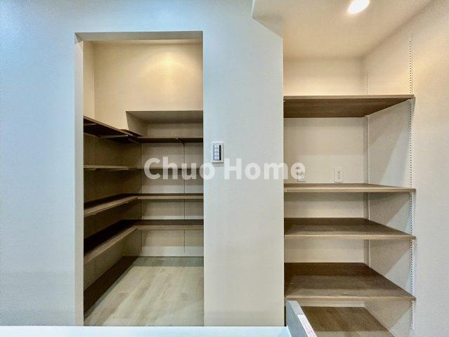 T-WOODの収納|キッチン背面のパントリーと収納棚