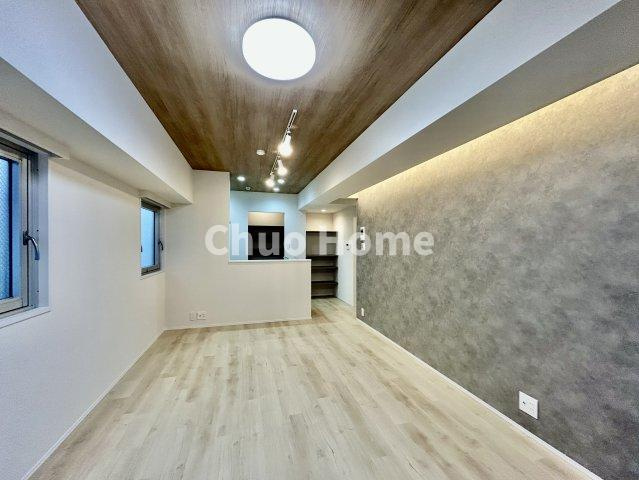 T-WOODのキッチン|視界に広がりを生むオープンなキッチン。料理や片付けをしながら、家族との会話を楽しんだり、リビングで遊ぶ子どもを見守れます。ご見学時には家具の配置などもイメージしながらぜひご覧になって見て下さい。