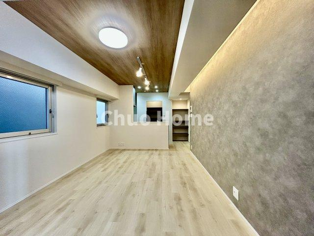 T-WOODのダイニング|【ダイニング】忙しい朝でも、しっかり家族が揃って食事をして頂けるゆとりある大きさのダイニングスペース。奥様が作る手料理をカウンター越しに受けとって頂き、テーブルで囲む素敵な時間を存分に愉しんで下さい。