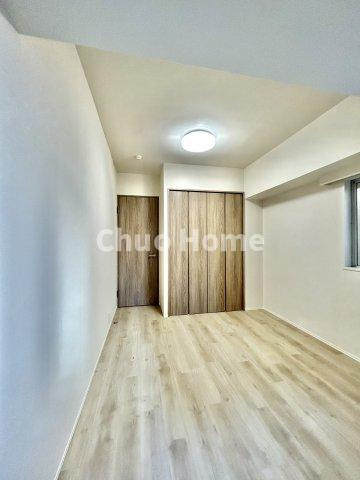 T-WOODの寝室|【寝室】心と体をゆったりと安らげる主寝室。寝室のゆとりが大きい分だけ、暮らしの安らぎは深まります。一日の疲れを癒すだけでなく、ご夫婦の親密な語らいを紡ぎ出します