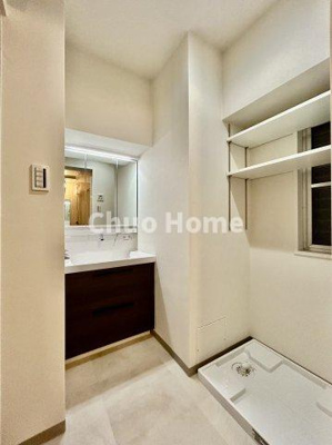 【脱衣所】 | T-WOOD | 【洗面所】明るい洗面所は朝をすっきりさせてくれる空間です。バタバタしている忙しい朝でも収納が多い洗面台では短い時間で効率良く支度ができます。