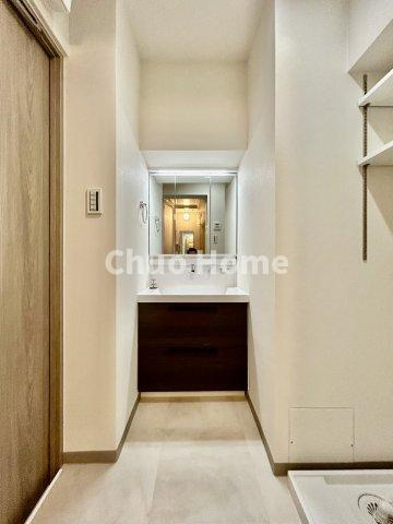 T-WOODの独立洗面台|【洗面化粧台】洗面化粧台には三面鏡を採用。身だしなみを整えやすい事はもちろんですが、鏡の後ろに収納スペースを設ける事により、散らかりやすい洗面スペースをすっきりさせる事が出来るのも嬉しいですね