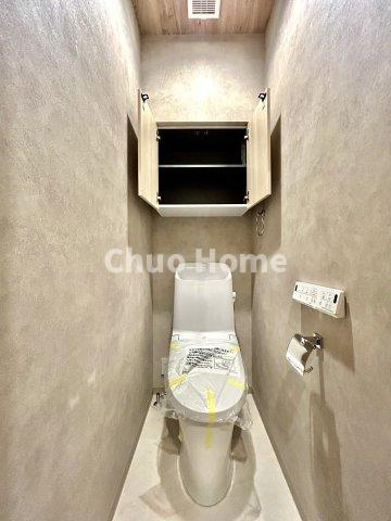 T-WOODのトイレ|【トイレ】 収納スペースをしっかりと確保した温水洗浄便座機能付きトイレ。温水洗浄便座は清潔にお使いいただくための大切なアイテムです。