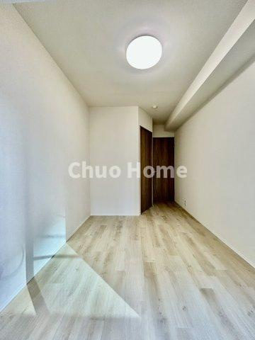 T-WOODの洋室|【洋室】快適に過ごす条件は、一人ひとり違います。だからこそ飾り過ぎないシンプルな内装と偏り過ぎないデザインで統一しております。居住していく中でオーナー様だけの【マイホーム】に創り上げて下さい