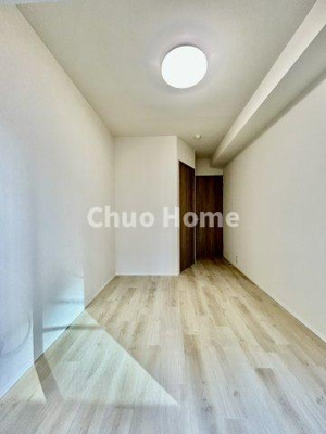 【洋室】 | T-WOOD | 【洋室】快適に過ごす条件は、一人ひとり違います。だからこそ飾り過ぎないシンプルな内装と偏り過ぎないデザインで統一しております。居住していく中でオーナー様だけの【マイホーム】に創り上げて下さい