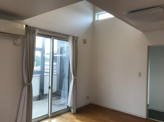 【二世帯住宅】鶴ヶ島市藤金中古住宅の居間・リビング|リビング一部吹抜けで明るいです！