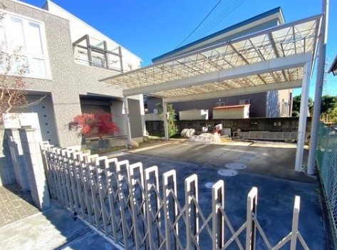 【二世帯住宅】鶴ヶ島市藤金中古住宅の駐車場|屋根付きガレージ☆