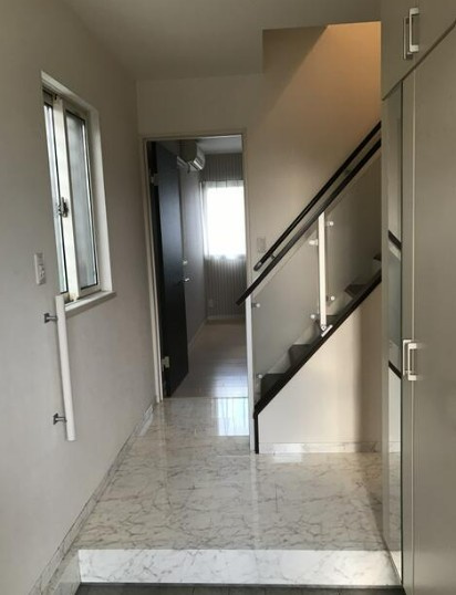 【二世帯住宅】鶴ヶ島市藤金中古住宅の玄関|2Fに続く玄関