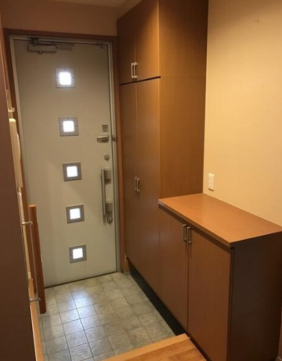 【二世帯住宅】鶴ヶ島市藤金中古住宅の玄関|1F用玄関