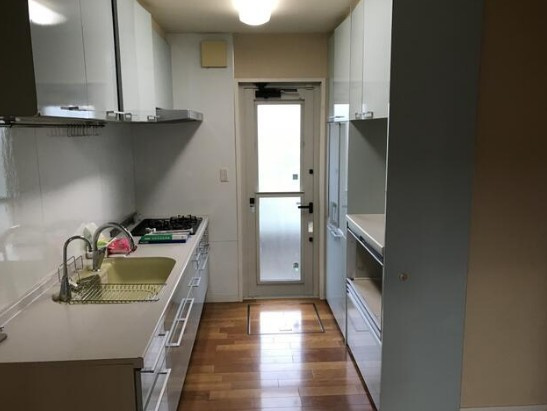 【二世帯住宅】鶴ヶ島市藤金中古住宅のキッチン|1Fキッチンです！勝手口あり☆