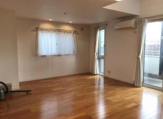 【二世帯住宅】鶴ヶ島市藤金中古住宅の居間・リビング|2Fゆとりあるリビングダイニング♪