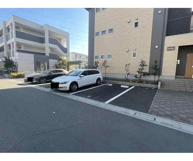 フォレストメゾンの駐車場