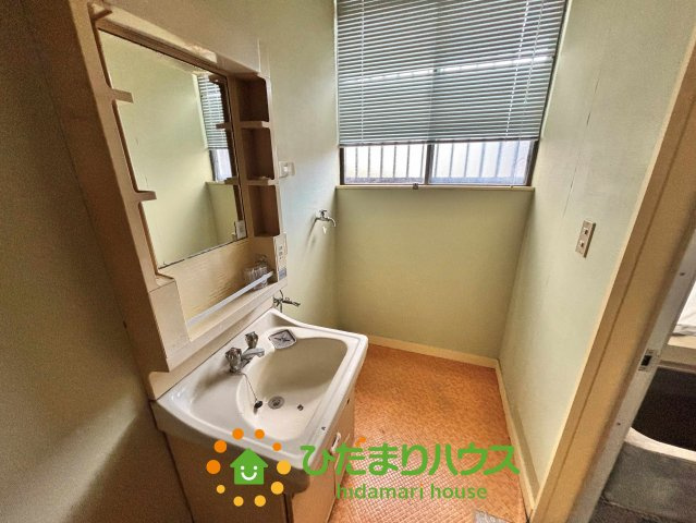 加須市富士見町　中古一戸建ての独立洗面台