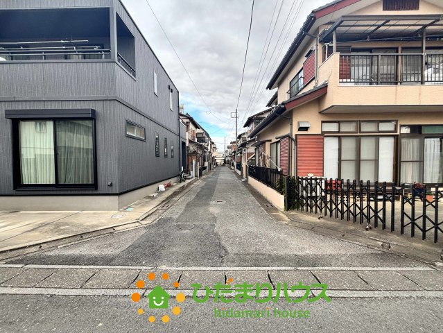 加須市富士見町　中古一戸建ての前面道路含む現地写真