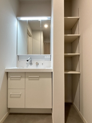 【洗面所】 | カーサ・ソンリエンテ | 明るい洗面所です