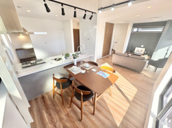 【ウッドデッキ×ルーフバルコニー×電動シャッターガレージ】藤が岡3丁目新築戸建の画像