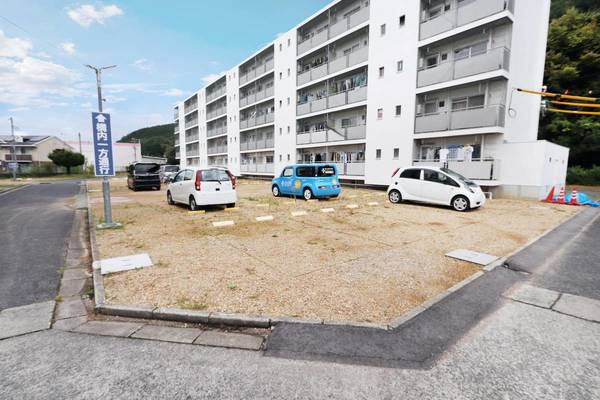 ビレッジハウス願万地1号棟の駐車場|駐車場完備です