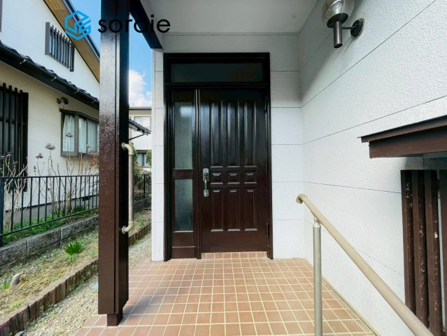 日高市武蔵台　中古戸建の玄関|3/16　撮影