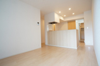 【居間・リビング】 | ヴィラ・エレガント | こちらのリビングで趣味の時間をお楽しみください