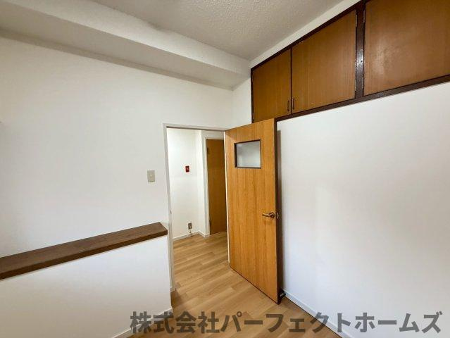 枚方ハイツ第8号棟の洋室|落ち着いた色調の洋室です