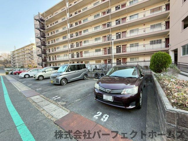 枚方ハイツ第8号棟の駐車場|駐車スペースもあります