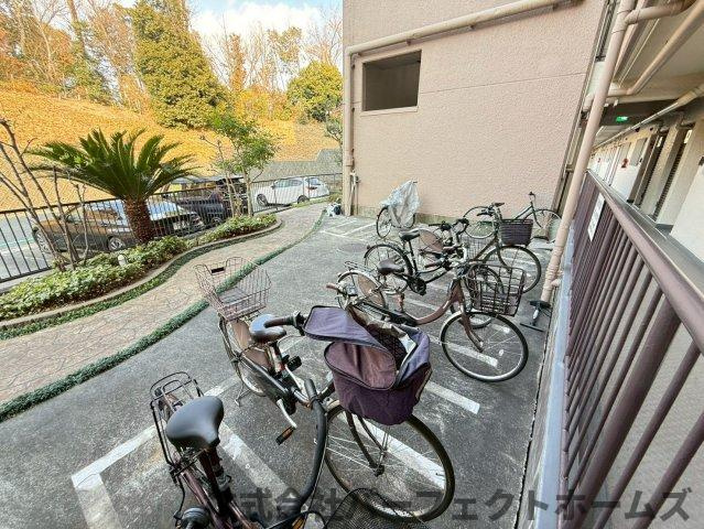 枚方ハイツ第8号棟の駐輪場