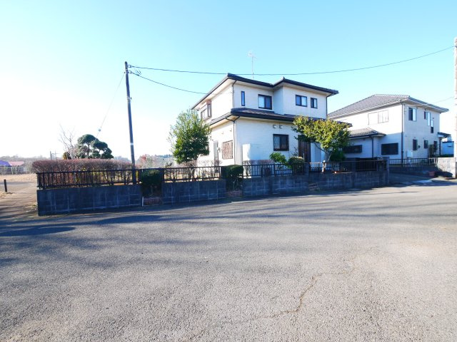八街市八街へ　中古戸建の前面道路含む現地写真|平成19年11月築 ガレージ1台 2台可 敷地約110坪家庭菜園 ドックランが可能です オール電化