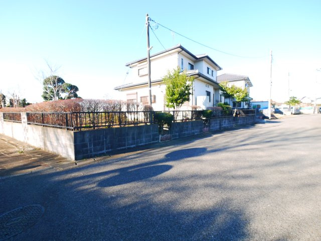 八街市八街へ　中古戸建の前面道路含む現地写真|平成19年11月築 ガレージ1台 2台可 敷地約110坪家庭菜園 ドックランが可能です オール電化