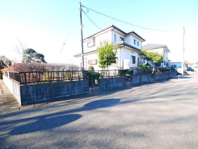 八街市八街へ　中古戸建の前面道路含む現地写真|平成19年11月築 ガレージ1台 2台可 敷地約110坪家庭菜園 ドックランが可能です オール電化