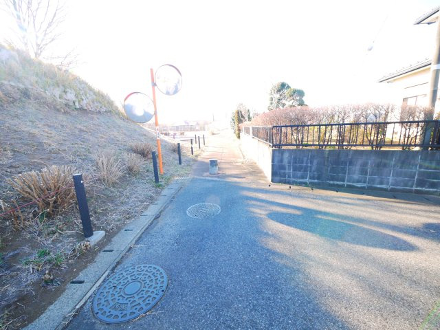 八街市八街へ　中古戸建の前面道路含む現地写真|平成19年11月築 ガレージ1台 2台可 敷地約110坪家庭菜園 ドックランが可能です オール電化