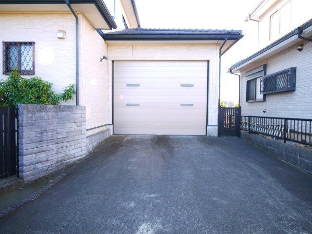 八街市八街へ　中古戸建の駐車場|平成19年11月築 ガレージ1台 2台可 敷地約110坪家庭菜園 ドックランが可能です オール電化