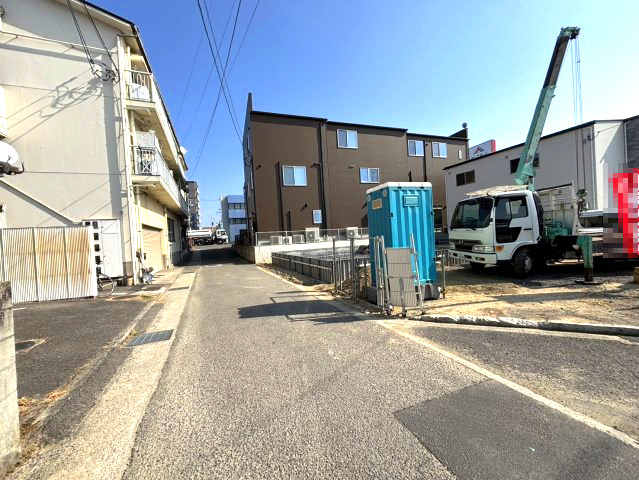 生石町の新築のおうち③　松山市生石町新築戸建の前面道路含む現地写真|前面道路含む現地写真です