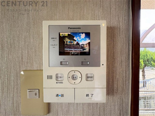 訪問者が来たときにテレビ画面で確認できるため、安心してドアを開けられます。録画機能があるものもあり、留守中に来訪者を記録しておくことができます。利便性が高く、セキュリティ面でも安心です。
