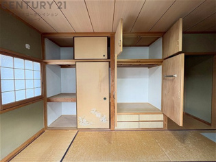 押入れは季節の衣類、寝具などを収納できます。伝統的な美しさと実用性が融合し、収納物を保護する調湿・換気効果があります。使い方によっては書類や小物なども効果的に整理でき空間を有効活用できます。

