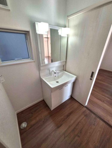 【中古】坂戸市泉町リフォーム中古住宅の独立洗面台|朝の身支度に欠かせない洗面台です！