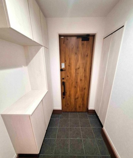 【中古】坂戸市泉町リフォーム中古住宅の玄関|明るい玄関ホールです！