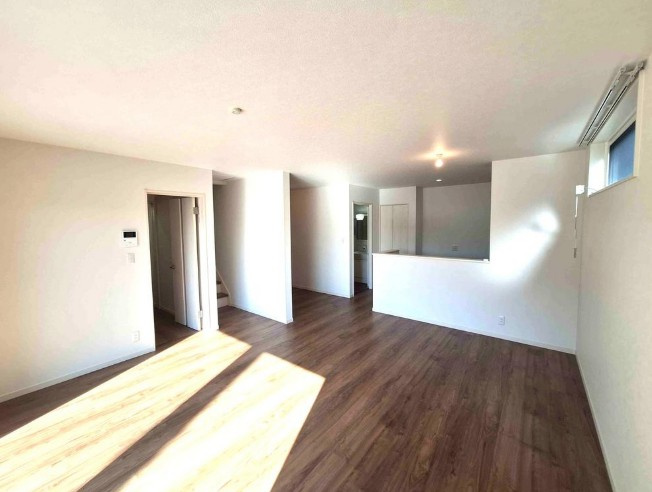 【中古】坂戸市泉町リフォーム中古住宅の居間・リビング|広々した明るい20帖のLDKです☆