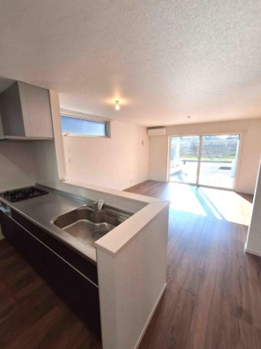 【中古】坂戸市泉町リフォーム中古住宅の居間・リビング|キッチン側から見たLDK