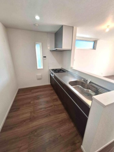 【中古】坂戸市泉町リフォーム中古住宅のキッチン|対面式のシステムキッチンでお料理をしながらリビングを見渡せます！