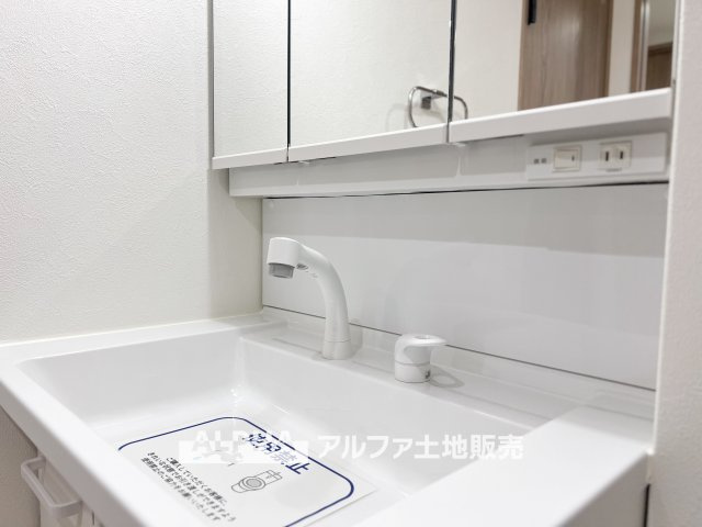 ハイネス福生の洗面所|【Vanit】
◆洗面台◆身支度がしやすい洗面台は、収納力にも配慮した設計。朝の準備から帰宅後まで、家族みんなが使いやすい空間です。