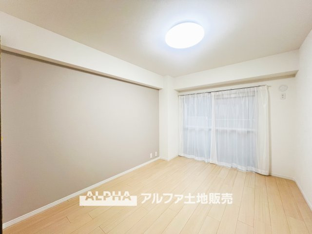 ハイネス福生の洋室|【cozy room】
一部屋一部屋を丁寧に作り上げる、そんな空間を君と共有したい。僕たちの空間は、かけがえのない存在だから。